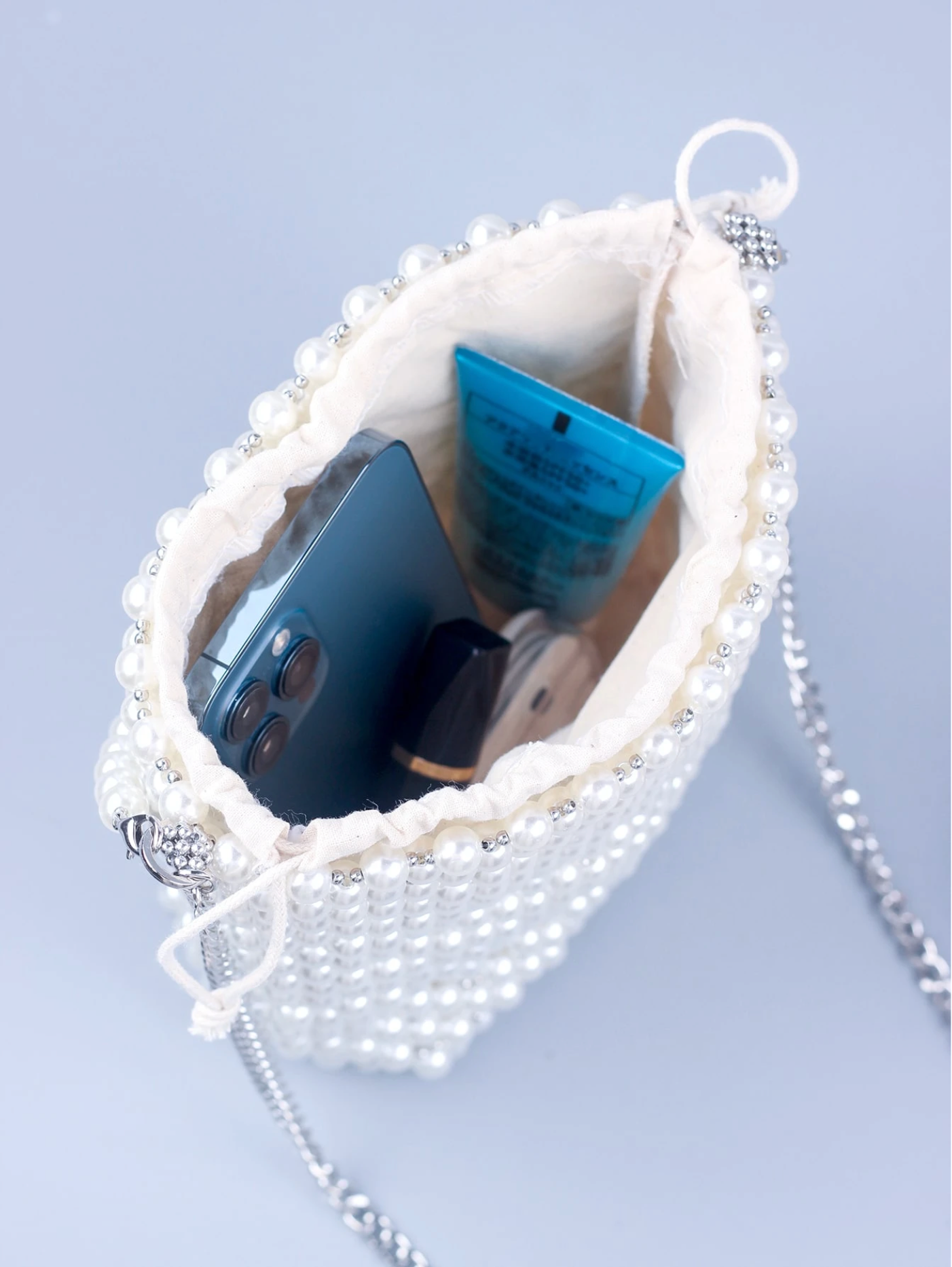 Bolso bucket perlas tejidas