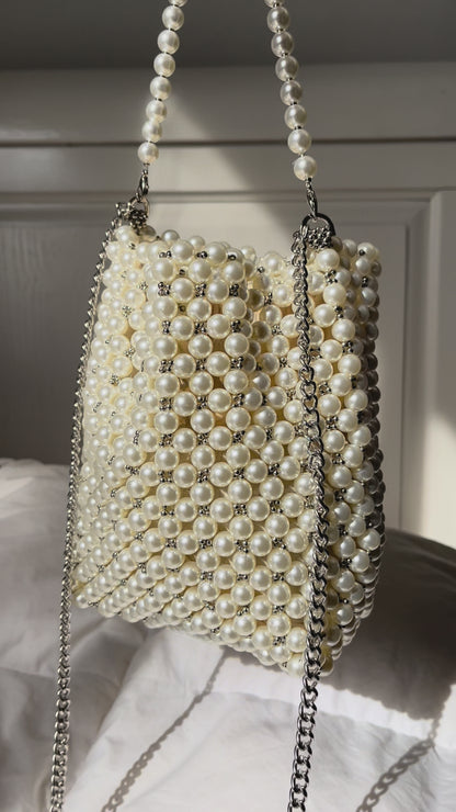 Bolso bucket perlas tejidas